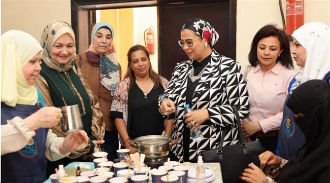 المستشارة أمل عمار تتفقد أنشطة المجلس المقامة بقصر ثقافة شلاتين