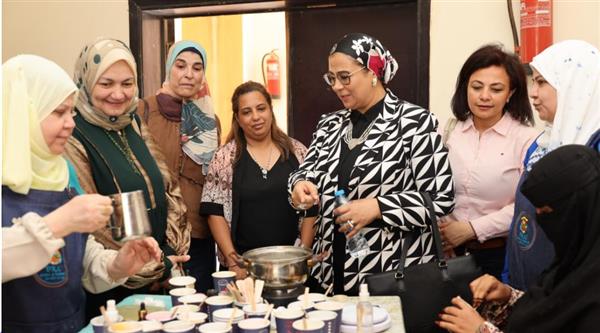 المستشارة أمل عمار تتفقد أنشطة المجلس المقامة بقصر ثقافة شلاتين