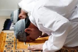   حكم الصلاة عند الحاجة لقضاء البول أو الريح