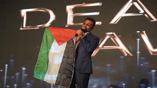 بعد فوزه بجائزة أفضل أغنية وألبوم 2025.. أحمد سعد يرفع علم فلسطين