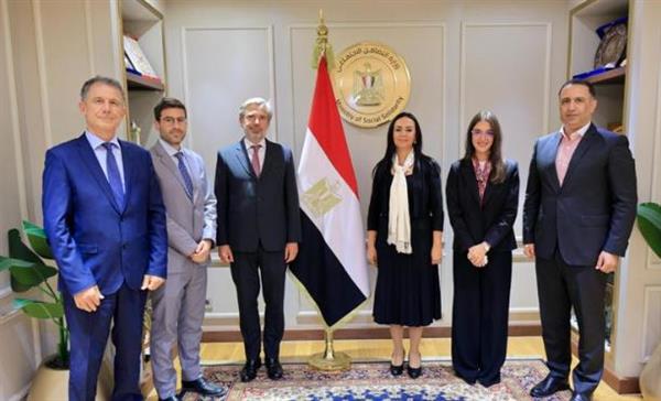 وزيرة التضامن الاجتماعي تلتقي سفير إيطاليا بالقاهرة