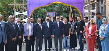   رئيس جامعة الإسكندرية يشارك الطلاب تحية العلم