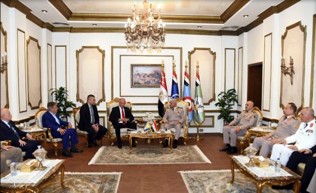 الفريق أول عبد المجيد صقر يلتقى وزير الدفاع لدولة البوسنة والهرسك  