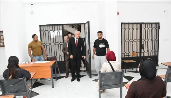رئيس جامعة قناة السويس يتفقد كليات التربية والطب والتجارة مع بداية العام الجامعي الجديد