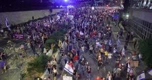 إعلام عبرى: الآلاف ينطلقون بمسيرة نحو منزل نتنياهو لوقف الحرب
