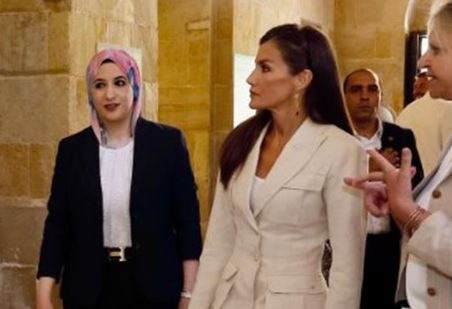 ملكة إسبانيا ارتدت جاكيت من تصميمها.. من هي المصرية دينا شاكر؟
