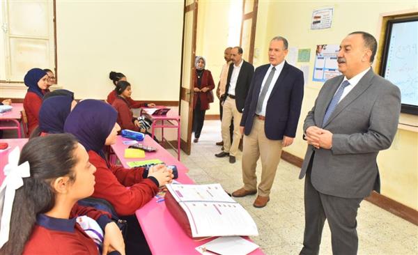 في أول أيام الدراسة.. جولة تفقدية لمحافظ أسيوط وتهنئة للطلاب