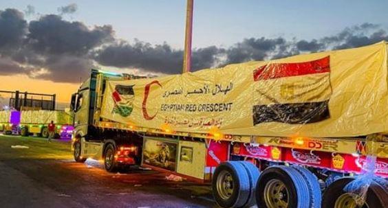 الهلال الأحمر: 2500 طن مساعدات عبر قافلة "زاد العزة" الـ41 للفلسطينيين بغزة