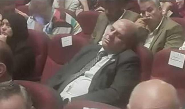 صورة لوكيل تعليم قنا تضعه في مرمى الانتقادات.. ورد رسمي يوضح التفاصيل