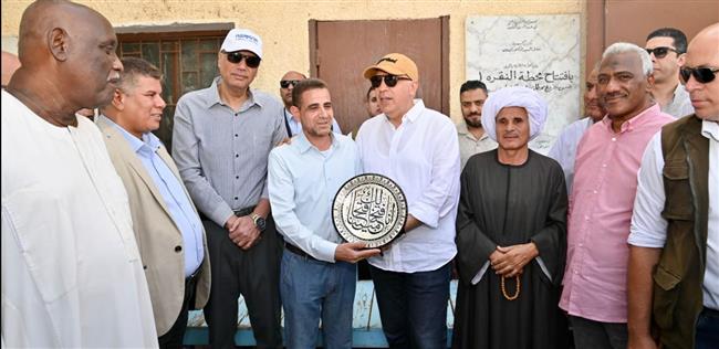 د.سويلم يكرم مدير هندسة رى النقرة تقديراً لمجهوداته المتميزة