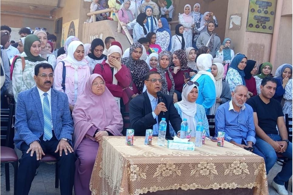 "تربية بنها" تستقبل طلابها الجدد والقدامى وسط فقرات فنية وكلمات محفزة.. صور