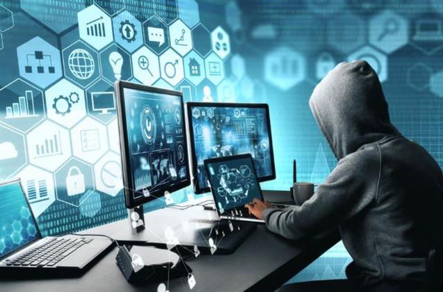عقوبات تصل إلى 15 عامًا.. الجرائم الإلكترونية خطر متصاعد يهدد المجتمع