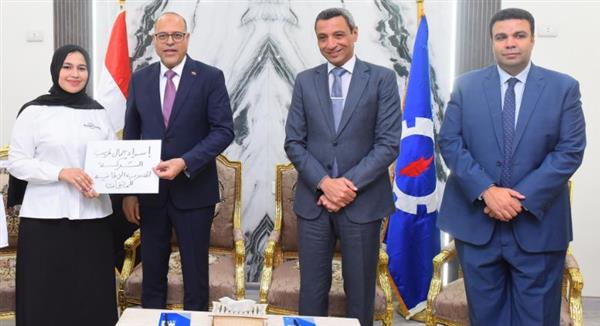 وزير العمل ومحافظ السويس يٌسلمان 81 عقد عمل للشباب
