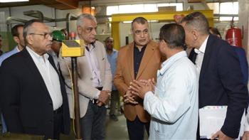   وزير الإنتاج الحربي يتابع مراحل تصنيع الطلمبات الغاطسة بشركة قها 