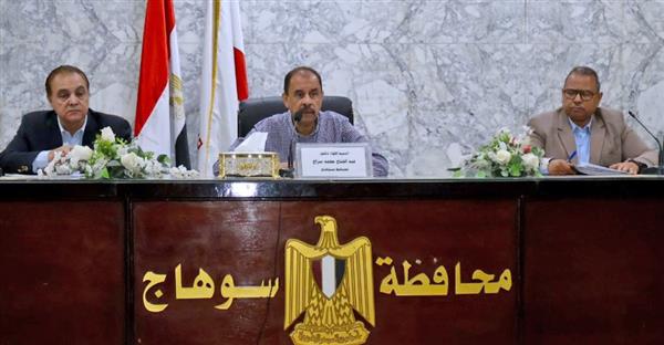 محافظ سوهاج يستعرض تقارير اللجان الفرعية لحصر مباني الإيجار القديم