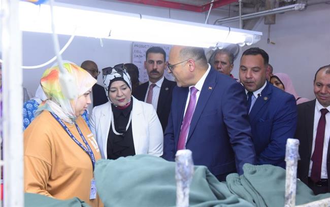 وزير العمل يختتم جولته في السويس بزيارة شركة بلازا لصناعة الملابس الجاهزة