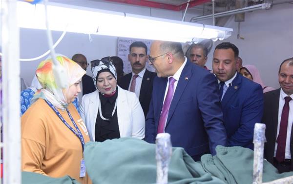 وزير العمل يختتم جولته في السويس بزيارة شركة بلازا لصناعة الملابس الجاهزة