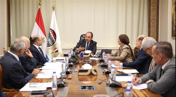 وزير قطاع الأعمال العام يتابع موقف مشروعات شركة الإسكندرية للاستثمارات