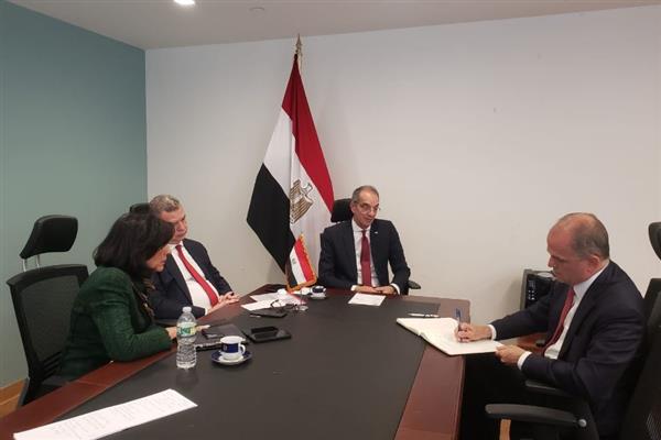 وزير الاتصالات يبحث مع مسؤولى كبرى الشركات الأمريكية التوسع فى استثماراتها بالتعهيد فى مصر