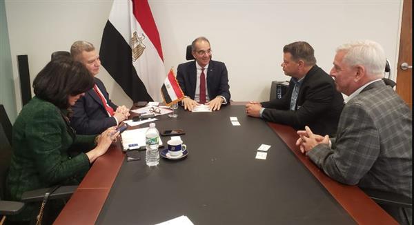 وزير الاتصالات  يبحث مع شركات أمريكية التوسع فى استثماراتها بالتعهيد فى مصر