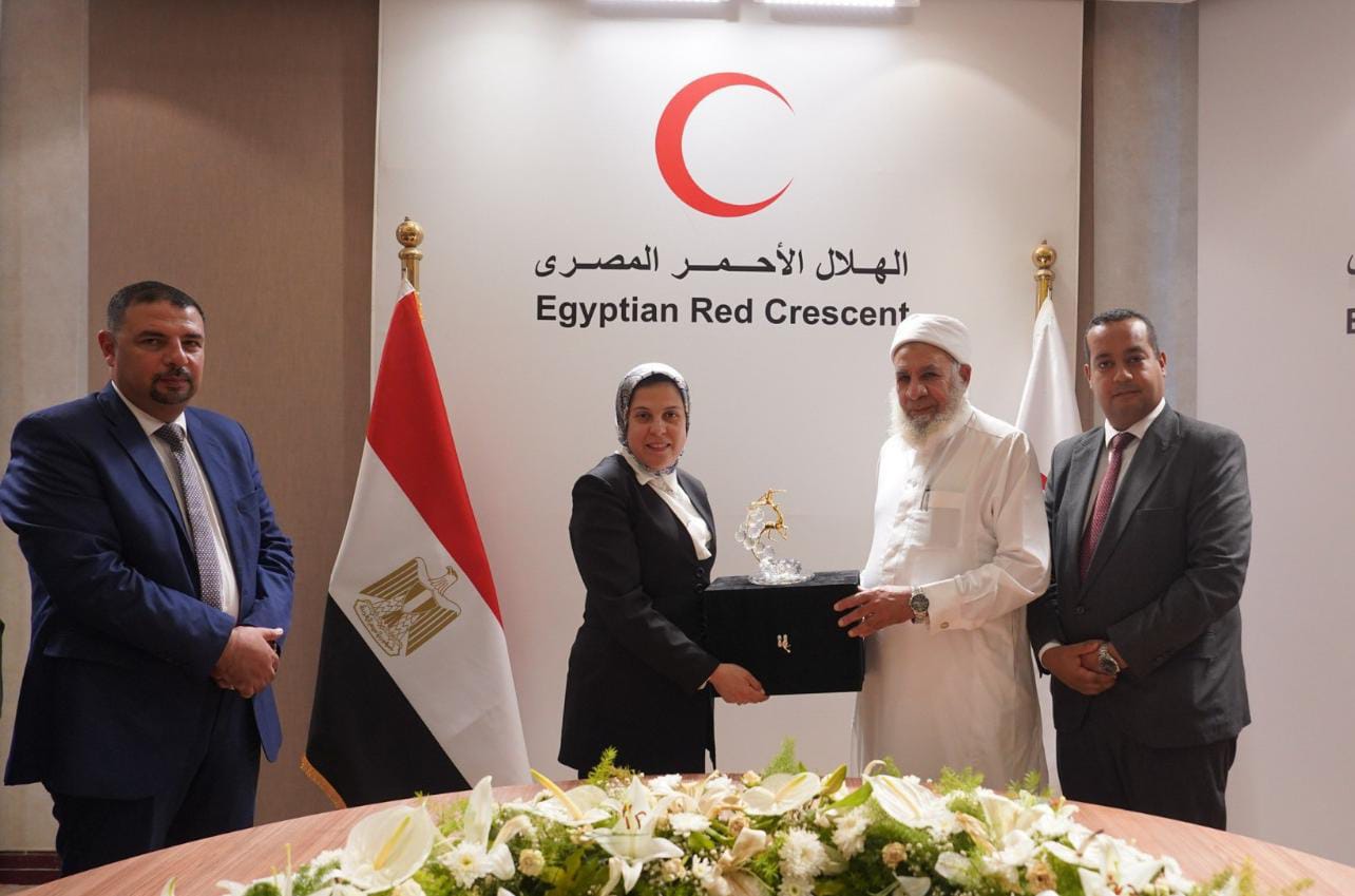 إنشاء مستشفى ودعم للمغتربات .. تفاصيل لقاء المدير التنفيذي للهلال الأحمر بوفد فرع القليوبية