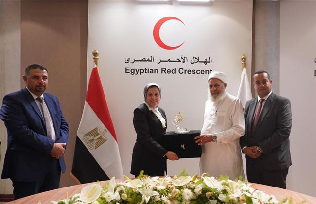 إنشاء مستشفى ودعم للمغتربات .. تفاصيل لقاء المدير التنفيذي للهلال الأحمر بوفد فرع القليوبية