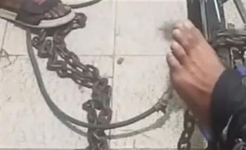   الداخلية تكشف حقيقة "فيديو الابن المربوط بسلسلة حديدية"