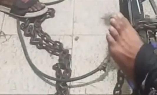 الداخلية تكشف حقيقة "فيديو الابن المربوط بسلسلة حديدية"