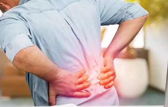 ألم الظهر ليس دائما عرضا عضليا.. إشارات خفية لمشاكل الكبد