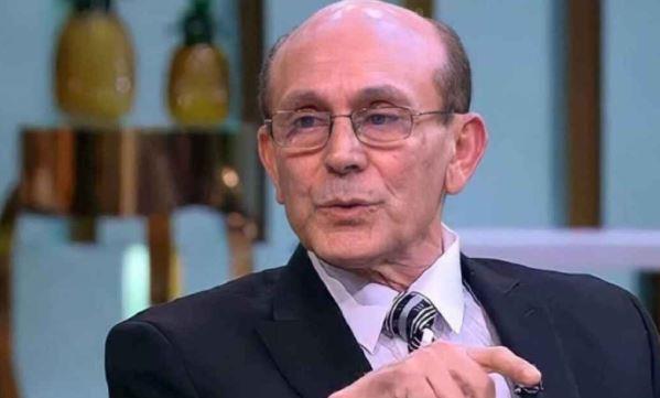 محمد صبحي يظهر أمام مسرحه لأول مرة منذ وعكته الصحية