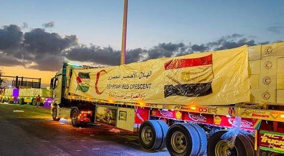 الهلال الأحمر المصري يُطلق قافلة "زاد العزة" الـ 42 إلى غزة