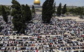   عشرات الآلاف يؤدون صلاة الجمعة بالمسجد الأقصى