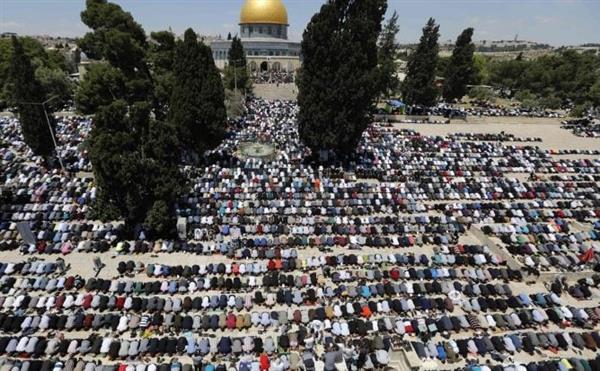 عشرات الآلاف يؤدون صلاة الجمعة بالمسجد الأقصى