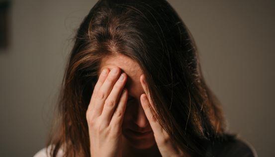 لماذا تصاب النساء بالصداع أكثر من الرجال؟ الهرمونات كلمة السر