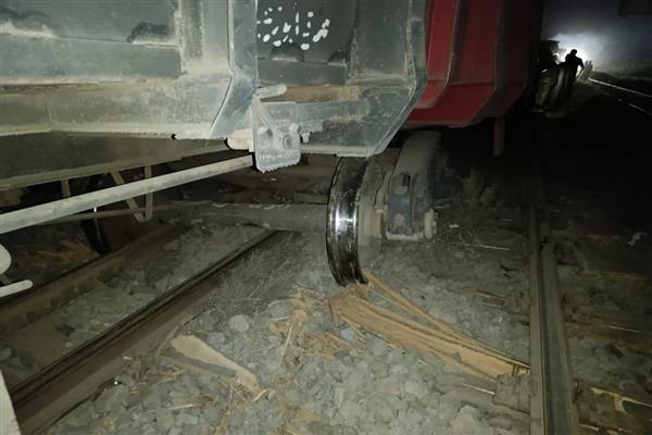 التحفظ على سائق قطار البضائع ببني سويف والدفع بأوناش لرفع العربات