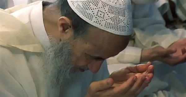 هل مسح الوجه باليدين بعد الدعاء بدعة؟