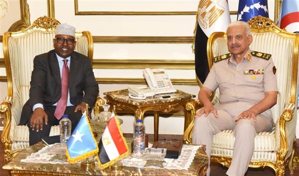 الفريق أول عبد المجيد صقر يلتقى وزير الدفاع الصومالى