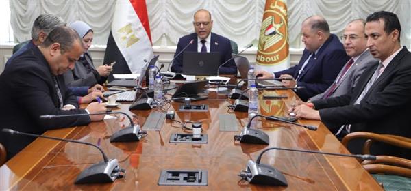 وزير العمل يشهد تسليم 700 عقد عمل معظمهم لـ"ذوي همم"