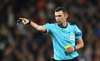   الإنجليزي مايكل أوليفر حكما لمباراة برشلونة وباريس في دوري الأبطال