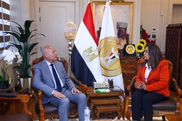وزيرة التنمية المحلية تتابع مع محافظ القاهرة المشروعات التنموية والخدمية