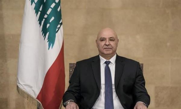 عون يبحث أوضاع الجنوب مع قائد الجيش ويمنحه وسام الأرز