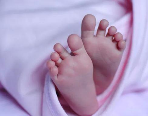 رضيعة بين الحياة والموت بعد تناولها قطعة حشيش فى الجيزة