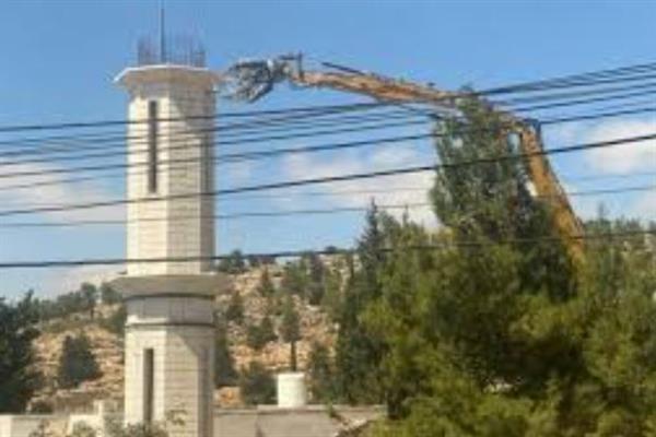 الاحتلال الإسرائيلي يهدم مئذنة قيد الإنشاء لمسجد جنوب الخليل