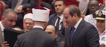 وزير الأوقاف يهدي الرئيس السيسي هدية تذكارية بمناسبة المولد النبوي الشريف