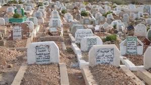ما حكم توزيع الصدقات عند زيارة المقابر؟