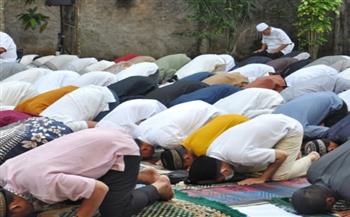   هل يجوز تأخير الصلاة عن أول وقتها لأدائها في جماعة؟