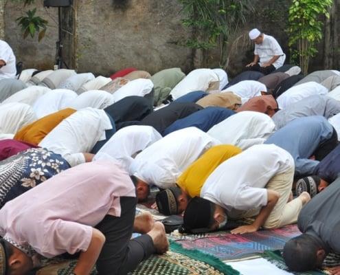 هل يجوز تأخير الصلاة عن أول وقتها لأدائها في جماعة؟