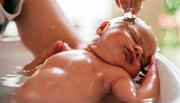 استحمام الرضيع.. متى يكون آمنا وكم يستغرق؟
