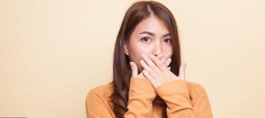 لماذا نستيقظ برائحة فم غير محببة؟.. أسباب خفية وحلول عملية