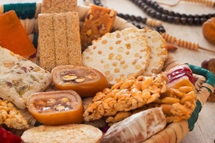 الفولية والسمسمية والملبن.. رحلة حلويات المولد من التاريخ إلى موائد المصريين